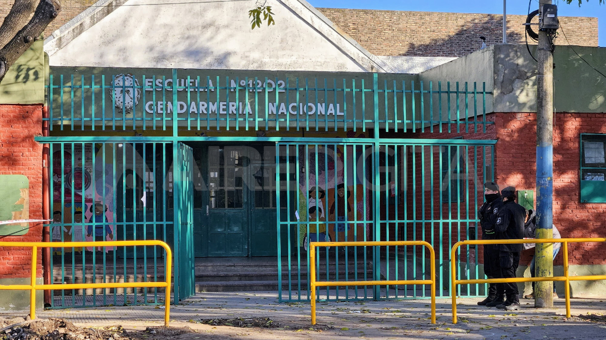 El frente de la Escuela N°1202