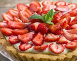 Aprendé a cocinar la clásica tarta de frutillas casera. Incluye el paso a paso para la masa sablée, la crema pastelera firme y el armado perfecto. Aprendé a cocinar la clásica tarta de frutillas casera. Incluye el paso a paso para la masa sablée, la crema pastelera firme y el armado perfecto.