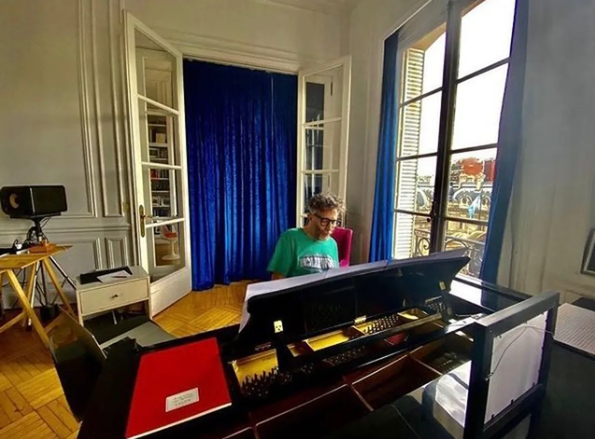 El piso de parqué recorre toda la vivienda del músico.