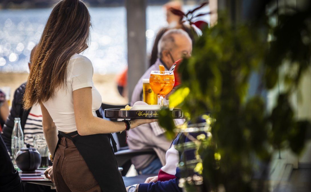 Le hicieron un indignante pedido a una joven para poder trabajar de camarera: Es importante el escote