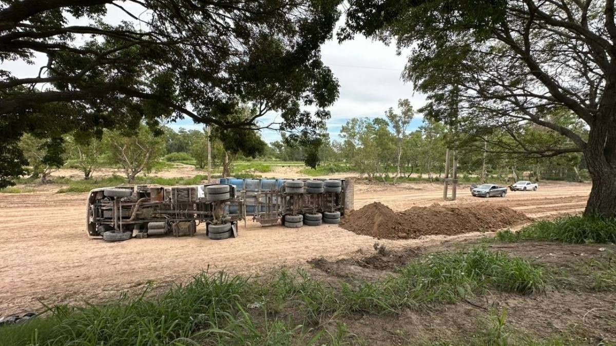 Puente carretero: volcó un camión con tierra en la obra del terraplén