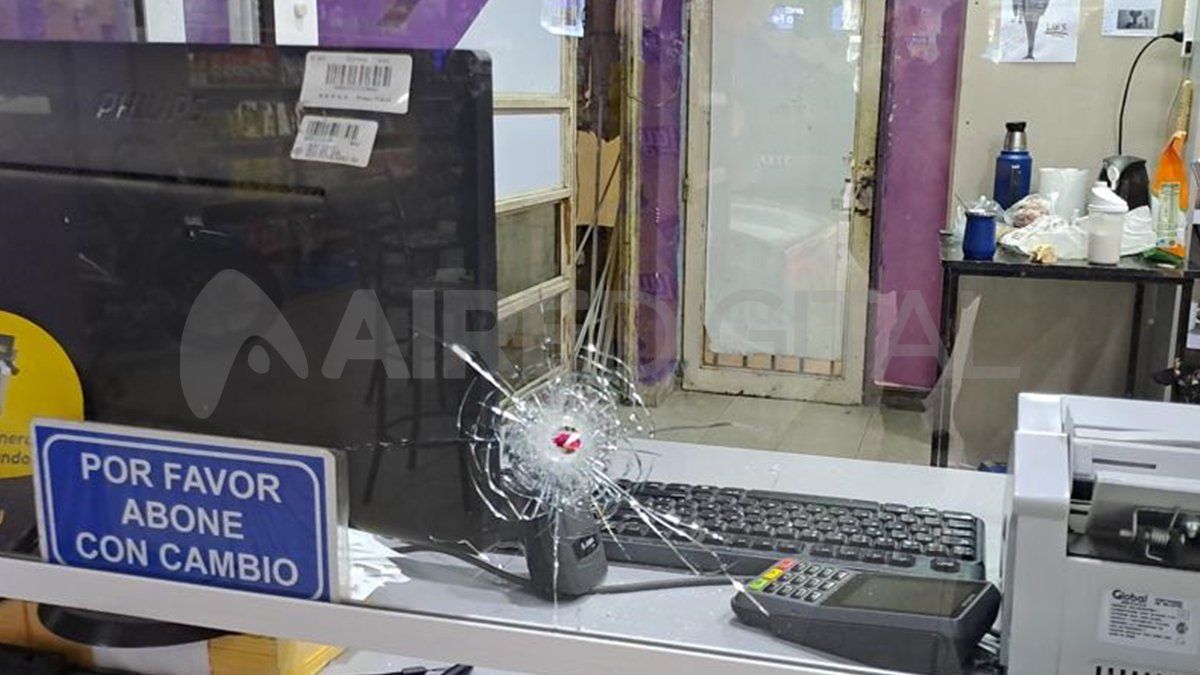 Uno de los disparos atravesó un blindex de una de las cajas en donde se cobran servicios.&nbsp;