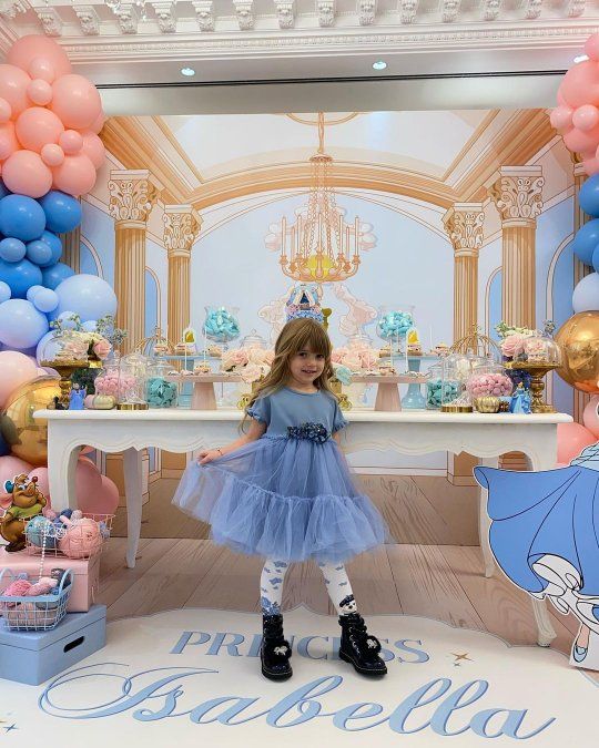 Isabella Icardi celebró su cumpleaños con una temática de Cenicienta.