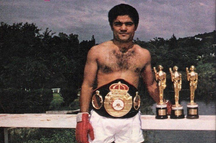 Como rentado, Laciar disputó 101 peleas y, su récord, fue de 79-10-11-1 S/D (31 ko). Además, se alzó con el prestigioso Olimpia de Oro –otorgado por el Círculo de Periodistas Deportivos de la Capital Federal– durante tres años seguidos (1982, 1983 y 1984), único caso a la fecha y, en 1990, fue galardonado con el premio Konex de Platino, al ser reconocido como el mejor púgil argentino de la década de 1980.