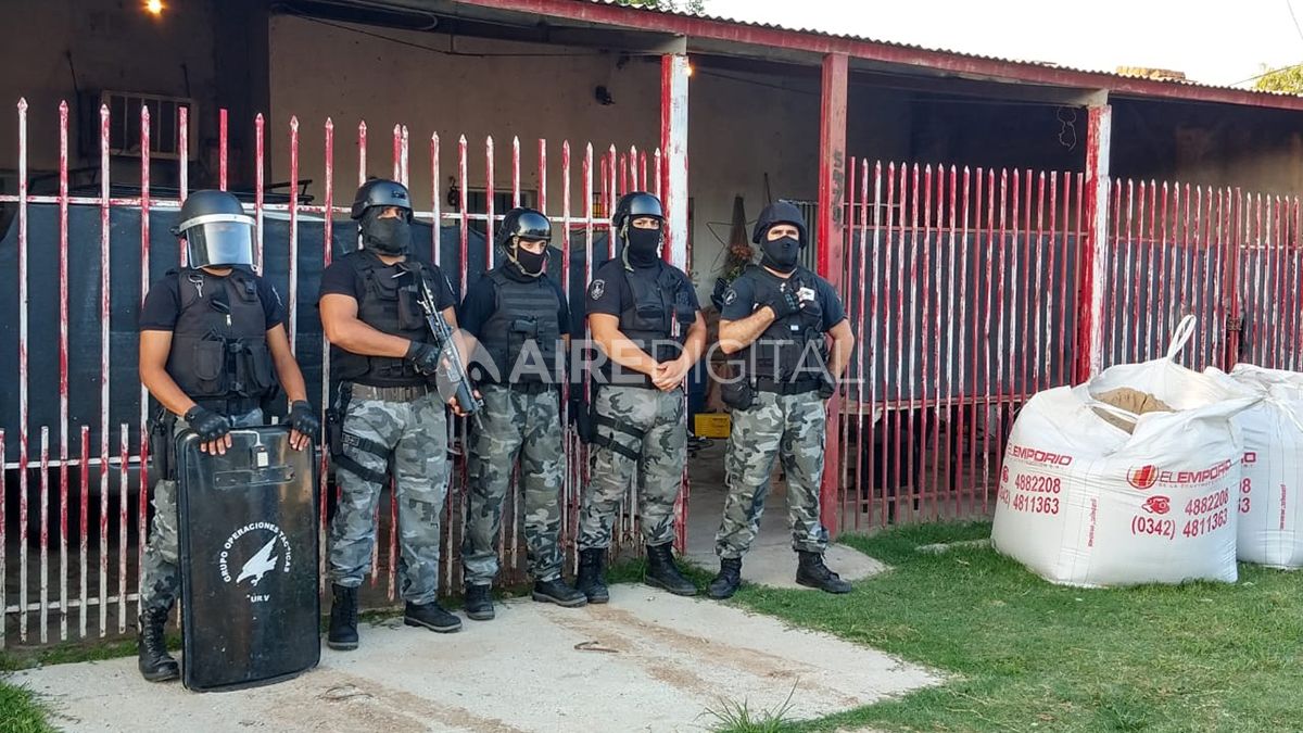 Allanan viviendas en barrio Cabal por denuncias de usurpación, robo y abuso de armas