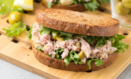 Este sándwich de atún es ideal para esos días en los que querés comer algo rápido, rico y sin complicaciones.&nbsp;