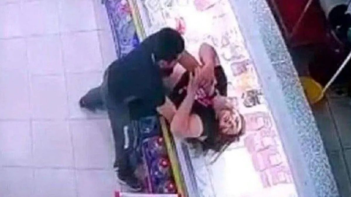 Captura del video- El compañero de trabajo ahorcó a la mujer&nbsp;