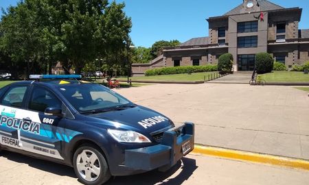 En horas de la mañana, personal policial llegó al palacio municipal de Gálvez. En horas de la mañana, personal policial llegó al palacio municipal de Gálvez.