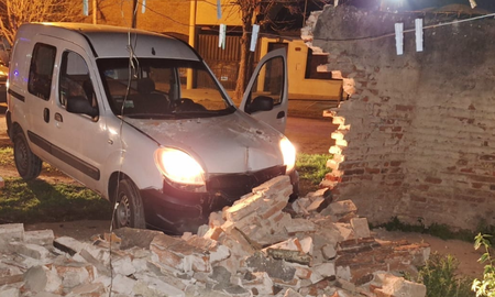 Un hombre robó una camioneta y atropelló un tapial en la ciudad de Santa Fe. Un hombre robó una camioneta y atropelló un tapial en la ciudad de Santa Fe.