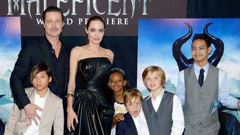 Brad Pitt con sus hijos y Angelina Jolie