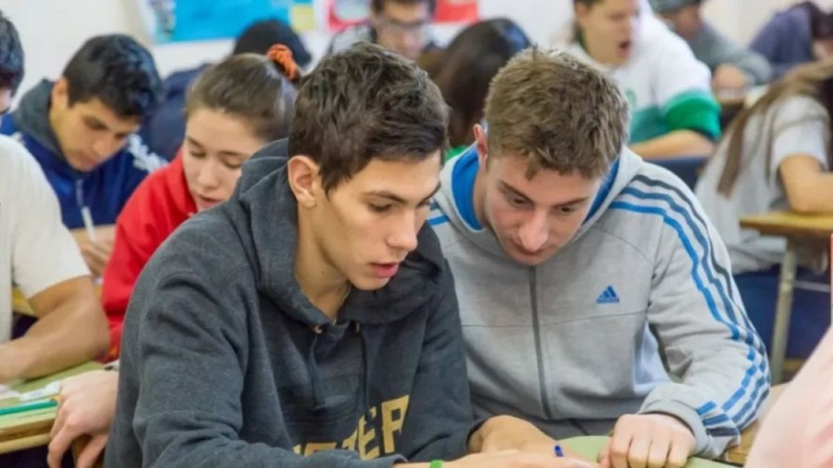 ANSES mantiene vigente uno de los beneficios m&aacute;s ocultos del sistema previsional argentino: la Ayuda Escolar Anual, un pago &uacute;nico que muchas familias podr&iacute;an cobrar, pero que gran parte de los beneficiarios no reclama por desconocimiento o por no haber realizado el tr&aacute;mite requerido.