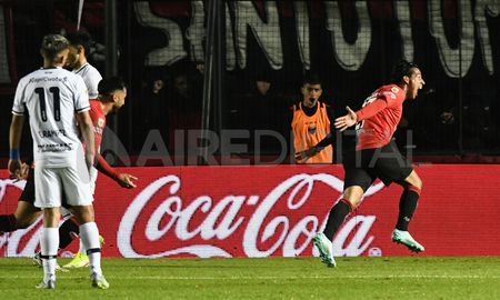 Jorge Benitez, de cabeza, marcó el primer gol del partido ante Gimnasia y Esgrima. Jorge Benitez, de cabeza, marcó el primer gol del partido ante Gimnasia y Esgrima.