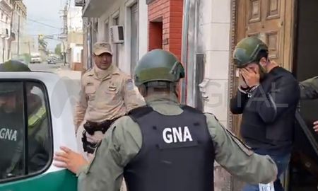 El imputado se cubrió el rostro tras salir de la indagatoria en el Juzgado. El imputado se cubrió el rostro tras salir de la indagatoria en el Juzgado.