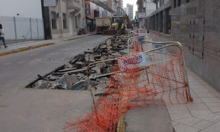 En calle La Rioja al 2600, ASSA realiza trabajos de hormigoneo en la calzada: será por esta semana y en horas de la siesta. En calle La Rioja al 2600, ASSA realiza trabajos de hormigoneo en la calzada: será por esta semana y en horas de la siesta.