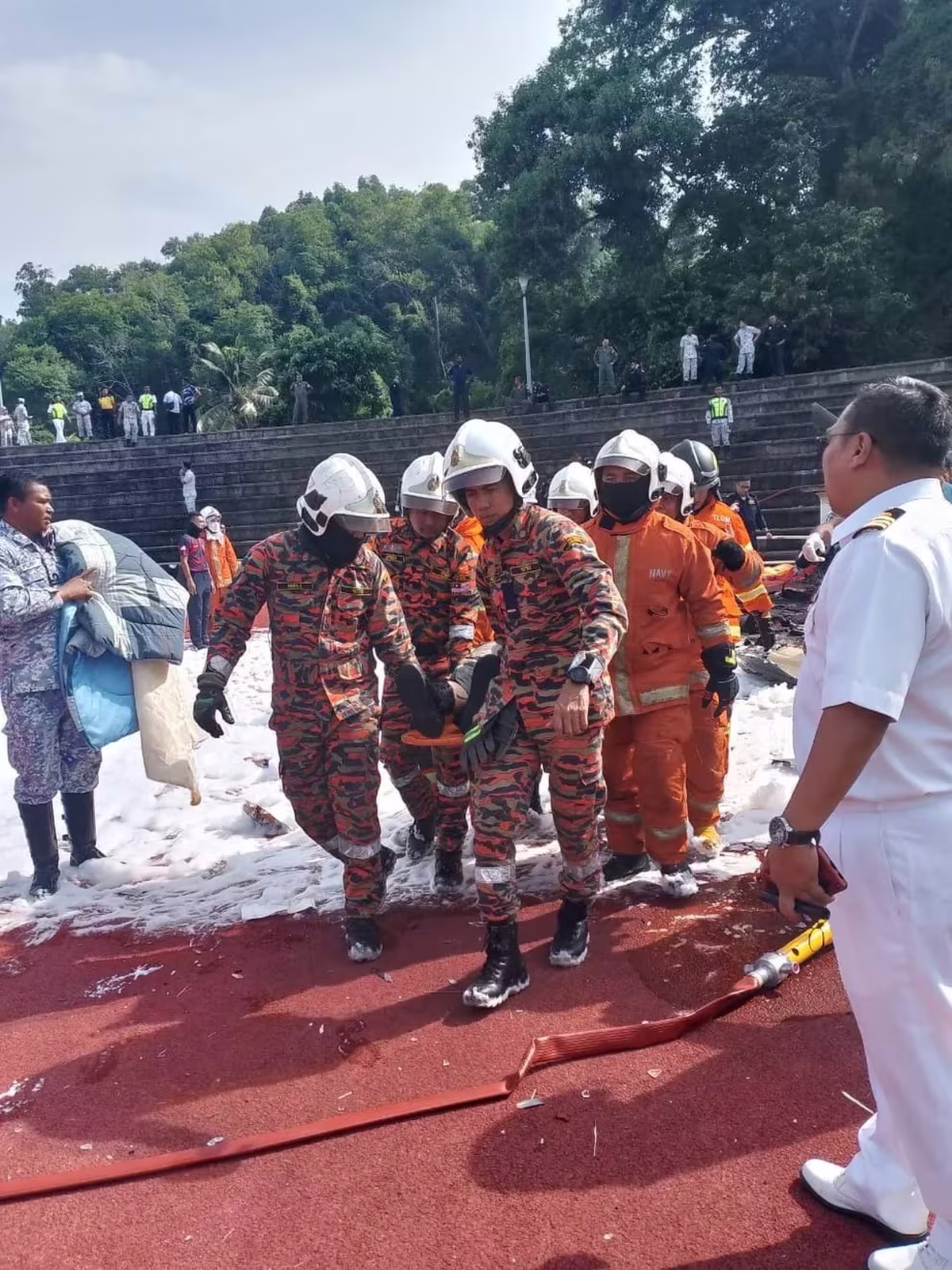 Personal de emergencia trasladando a una de las víctimas de la tragedia. Personal de emergencia trasladando a una de las víctimas de la tragedia.