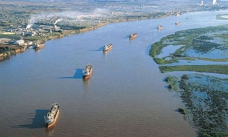 El Gobierno completó este viernes la apertura de sobres de la licitación pública internacional para privatizar la Hidrovía Paraná-Paraguay. El Gobierno completó este viernes la apertura de sobres de la licitación pública internacional para privatizar la Hidrovía Paraná-Paraguay.