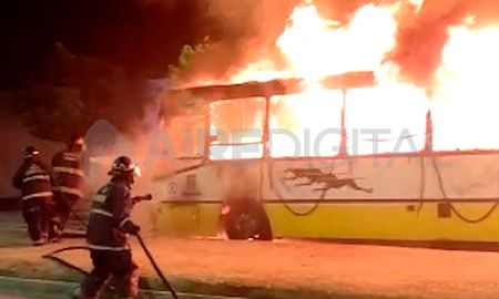 Un colectivo de pasajeros de la ciudad de Santa Fe se incendió en Blas Parera al 5300. Un colectivo de pasajeros de la ciudad de Santa Fe se incendió en Blas Parera al 5300.