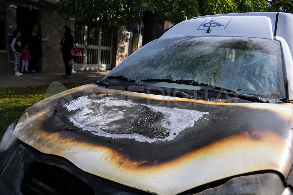 Narcos rosarinos quemaron trece autos y dejaron una nueva amenaza contra Bullrich y Pullaro.