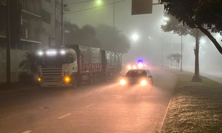 El camión quedó detenido por un desperfecto mecánico y genera complicaciones en el tránsito de Santa Fe. El camión quedó detenido por un desperfecto mecánico y genera complicaciones en el tránsito de Santa Fe.