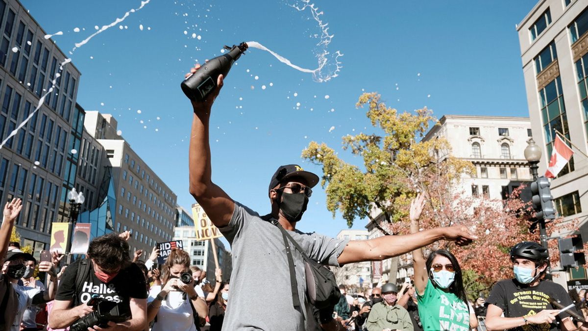 Un hombre rocía champán durante los festejos en Washington