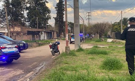 La mujer recibió cuatro disparos de arma de fuego y fue trasladada de urgencia al Hospital Iturraspe. Allí también ingresó su hija de 16 años, en estado de shock y con un golpe en la cabeza La mujer recibió cuatro disparos de arma de fuego y fue trasladada de urgencia al Hospital Iturraspe. Allí también ingresó su hija de 16 años, en estado de shock y con un golpe en la cabeza
