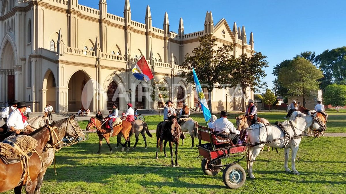 Los fieles vivieron con alegría el recorrido que realizó la imagen de la Virgen María.
