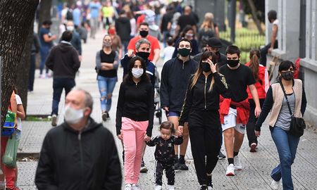 Personas caminan con cubre bocas por las calles de Buenos Aires, Argentina, debido a la pandemia del coronavirus, que ya infectó a más de 16 millones de personas en el mundo. Personas caminan con cubre bocas por las calles de Buenos Aires, Argentina, debido a la pandemia del coronavirus, que ya infectó a más de 16 millones de personas en el mundo.