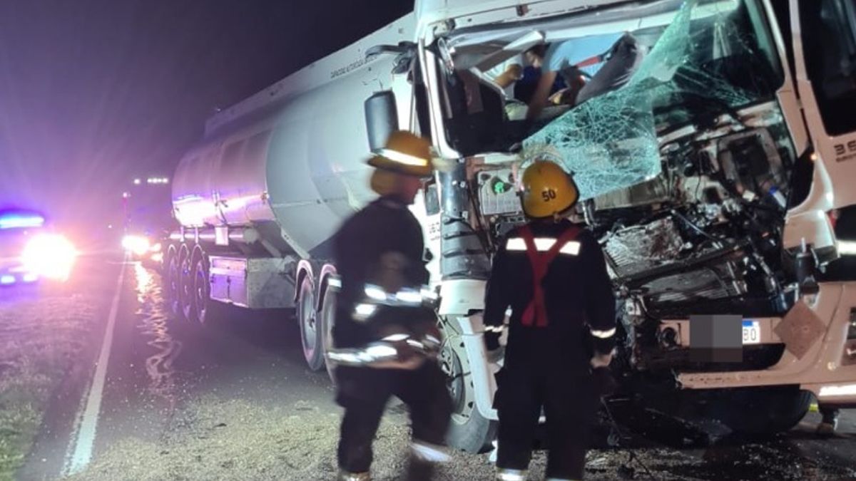 El camión Iveco embistió a otro camión y el conductor resultó lesionado.