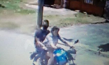 El hombre y la mujer fueron detenidos e imputados por el delito de robo calificado. El hombre y la mujer fueron detenidos e imputados por el delito de robo calificado.