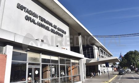 La mujer quedó sola desde horas de la madrugada de este jueves en la Terminal de Ómnibus de la ciudad de Santa Fe. La mujer quedó sola desde horas de la madrugada de este jueves en la Terminal de Ómnibus de la ciudad de Santa Fe.