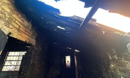 La vivienda de calle Mendoza al 4600 quedó con peligro de derrumbe y con el techo destrozado. La vivienda de calle Mendoza al 4600 quedó con peligro de derrumbe y con el techo destrozado.