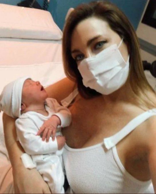 Gabriela Mandato con su bebé recién nacido.