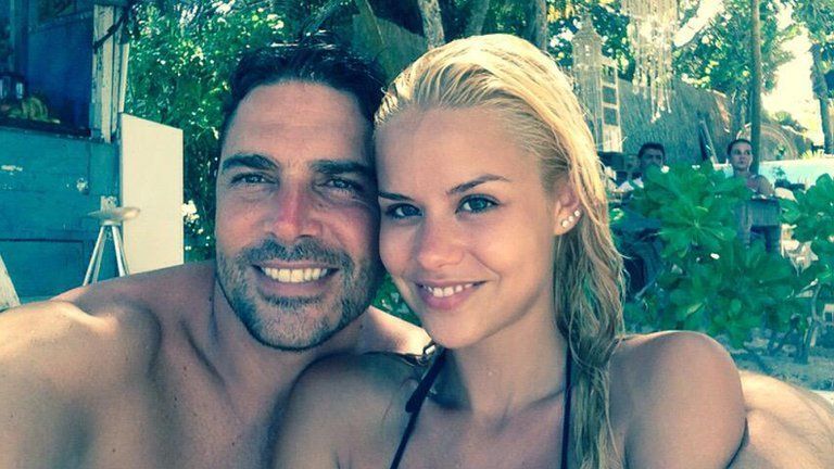 Matías se había casado con María del Mar un mes antes de sufrir el brote psicótico.