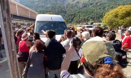 Las declaraciones se llevarán a cabo entre el 22 y el 26 de abril en la sede judicial y las citaciones fueron dirigidas a aquellas personas que se cree que tuvieron un papel activo en la agresión al vehículo en el que se trasladaba el jefe de Estado en aquella visita a la Patagonia. Las declaraciones se llevarán a cabo entre el 22 y el 26 de abril en la sede judicial y las citaciones fueron dirigidas a aquellas personas que se cree que tuvieron un papel activo en la agresión al vehículo en el que se trasladaba el jefe de Estado en aquella visita a la Patagonia.