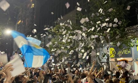 Los festejos en el búnker y en las calles de la ciudad de Santa Fe. Los festejos en el búnker y en las calles de la ciudad de Santa Fe.