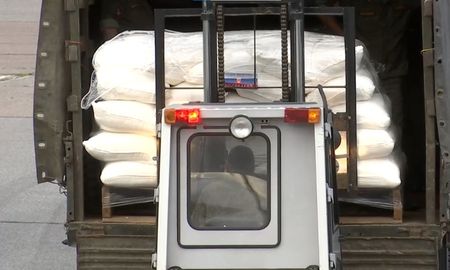 Las aeronaves transportan harina de trigo, un millón de mascarillas quirúrgicas, latas de conservas cárnicas y aceite de girasol. Las aeronaves transportan harina de trigo, un millón de mascarillas quirúrgicas, latas de conservas cárnicas y aceite de girasol.