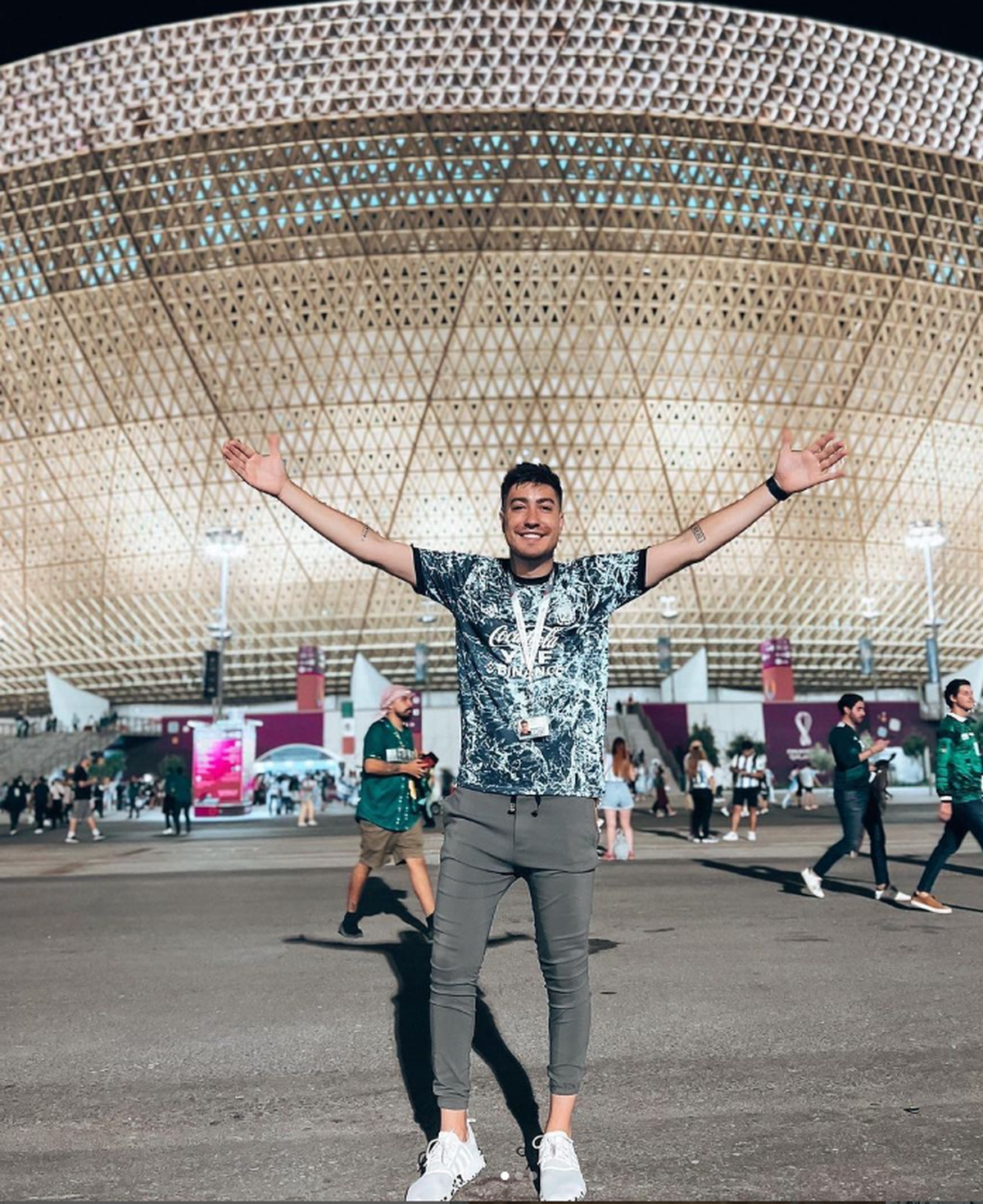 Nacho en Qatar con el estadio Lusai de fondo. Nacho en Qatar con el estadio Lusai de fondo.