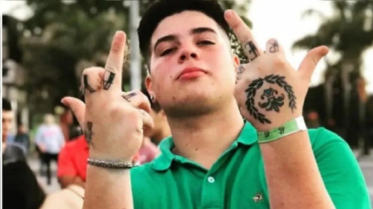 Un joven murió electrocutado mientras orinaba un poste de luz