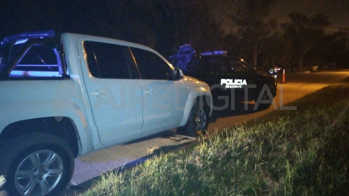 En la camioneta, la policía encontró $ 50.000 en efectivo y tres envoltorios con cocaína.