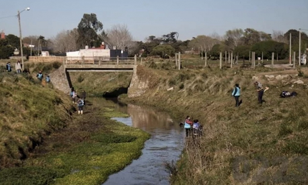 Mar del Plata: un hombre que paseaba a su perro encontró un cadáver en un arroyo Mar del Plata: un hombre que paseaba a su perro encontró un cadáver en un arroyo