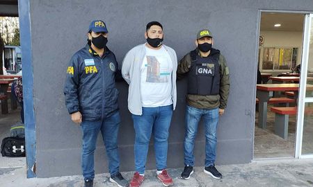 Todavía buscan a otros integrantes de la banda. Luego de una larga investigación se logró detener a uno de los cabecillas de una banda narco de la villa 1-11-14 Todavía buscan a otros integrantes de la banda. Luego de una larga investigación se logró detener a uno de los cabecillas de una banda narco de la villa 1-11-14