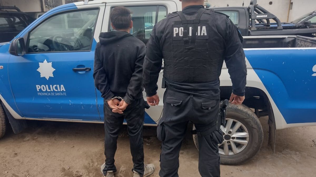 El ladronzuelo fue esposado y trasladado a sede policial. El ladronzuelo fue esposado y trasladado a sede policial.