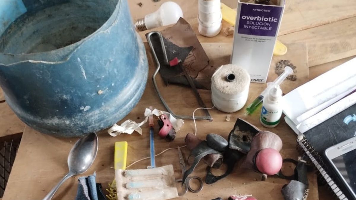 Jeringas y tijeras, alguno de los elementos secuestrados durante el allanamiento.