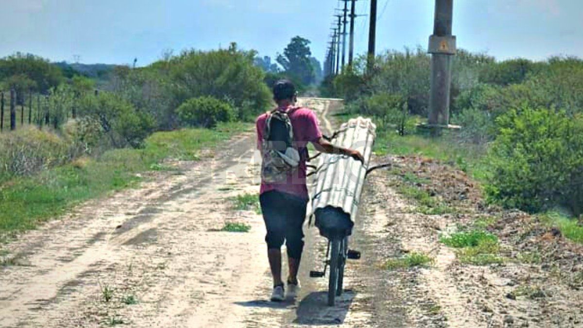 El joven fue interceptado en inmediaciones del mismo campo mientras llevaba unas chapas que había sustraído del lugar.