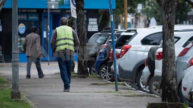 La discusión en torno a la regulación de la actividad de los cuidacoches en Santa Fe sumó este jueves un nuevo capítulo y elevó la tensión política en la Legislatura provincial. La discusión en torno a la regulación de la actividad de los cuidacoches en Santa Fe sumó este jueves un nuevo capítulo y elevó la tensión política en la Legislatura provincial.