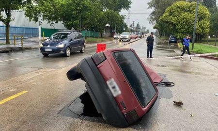 Un hombre cayó en un socavón mientras manejaba su auto en Córdoba. Un hombre cayó en un socavón mientras manejaba su auto en Córdoba.