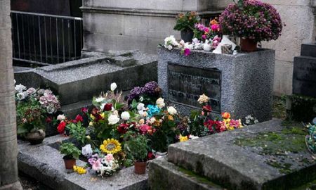 La foto de la tumba de Jim Morrison en el cementerio Père Lachaise de París La foto de la tumba de Jim Morrison en el cementerio Père Lachaise de París