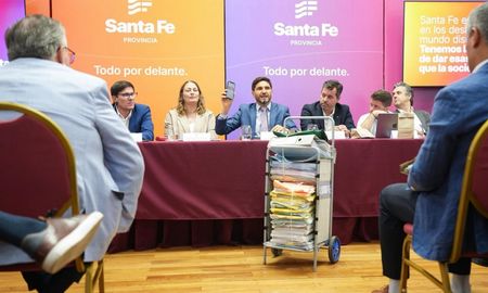 El gobernador Maximiliano Pullaro mostró un carro con el que, hasta el inicio de la gestión, se trasladaban expedientes en papel. “Hoy eso lo reemplazamos por ésto”, dijo mostrando el celular. El gobernador Maximiliano Pullaro mostró un carro con el que, hasta el inicio de la gestión, se trasladaban expedientes en papel. “Hoy eso lo reemplazamos por ésto”, dijo mostrando el celular.