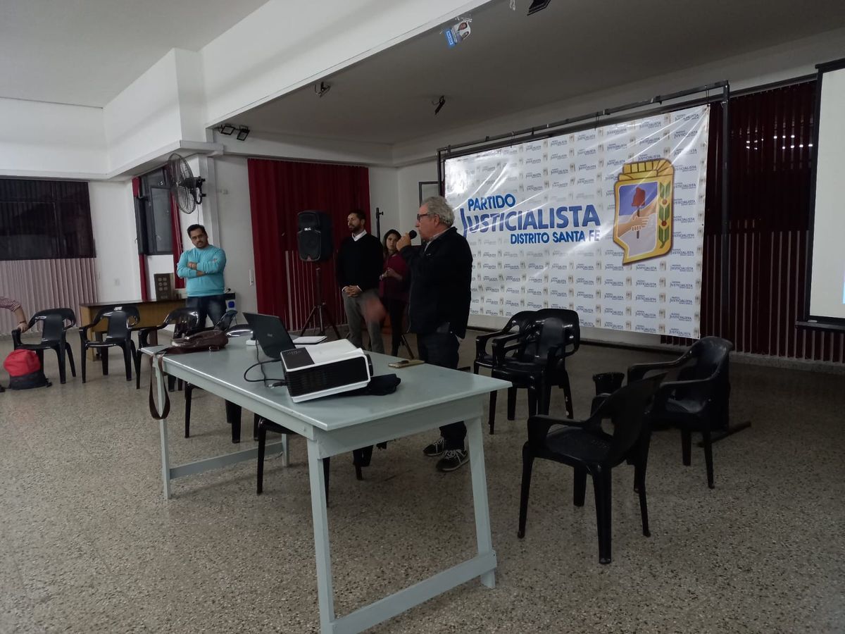 Representantes de distintos partidos políticos del departamento La Capital se reunieron en la sede del Partido Justicialista para delinear acciones en el marco de la campaña de “Unión por la Patria”. Representantes de distintos partidos políticos del departamento La Capital se reunieron en la sede del Partido Justicialista para delinear acciones en el marco de la campaña de “Unión por la Patria”.