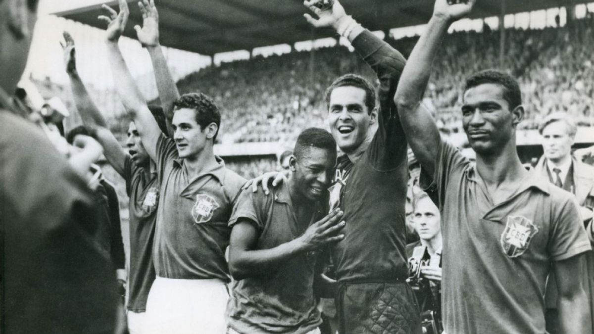 Con apenas 17 años, Pelé anotó dos goles en la final contra el seleccionado local y le dio a Brasil la primera Copa del Mundo de su historia. Con apenas 17 años, Pelé anotó dos goles en la final contra el seleccionado local y le dio a Brasil la primera Copa del Mundo de su historia.